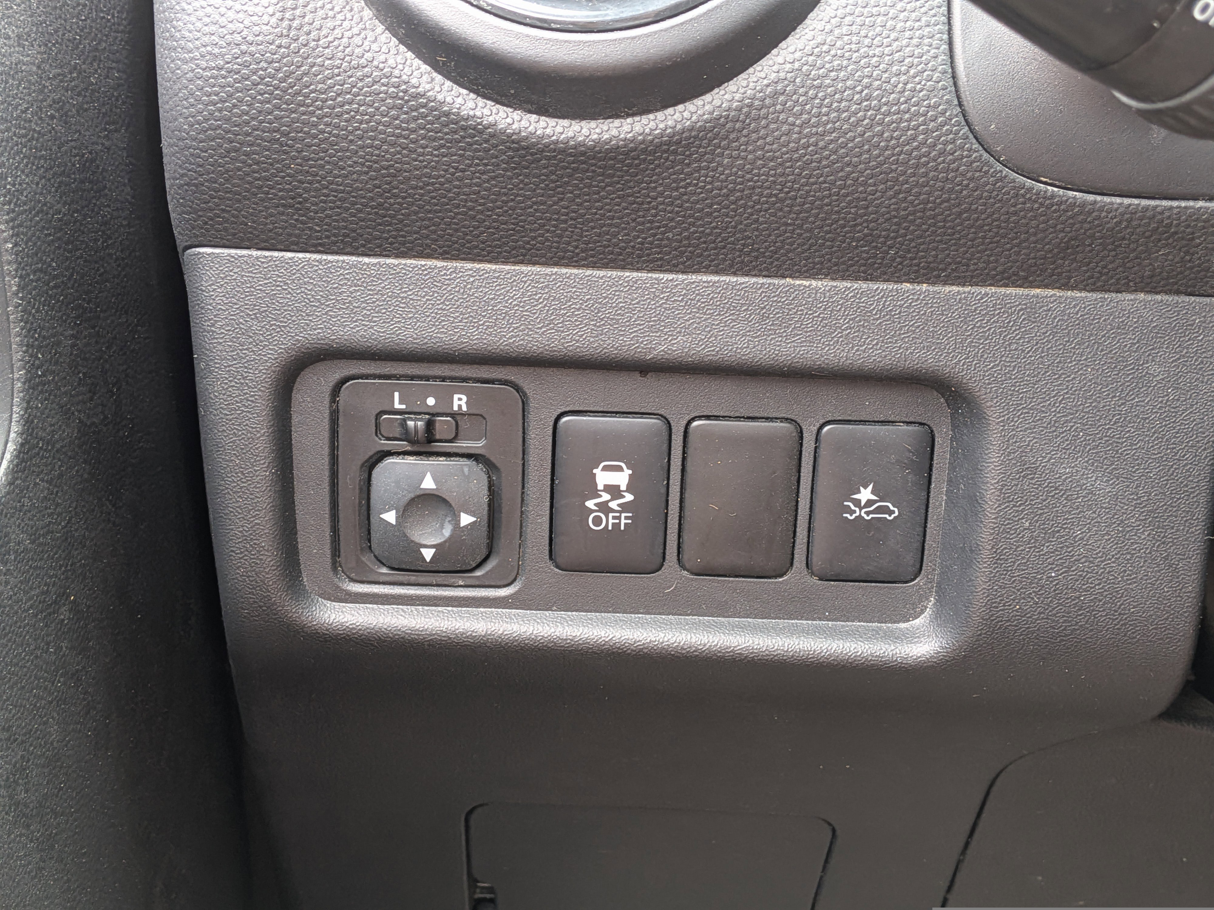 Used 2021 White Diamond Mitsubishi Carbonite Edition image 22
