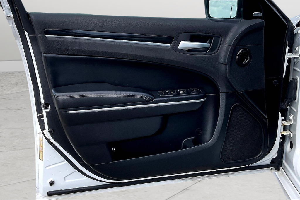 Used 2019 White Chrysler S image 23