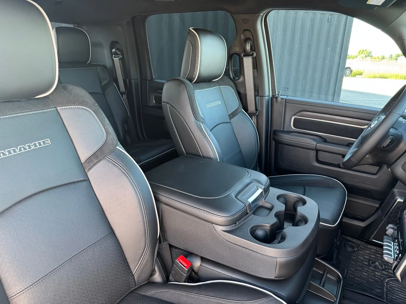 New 2026 Granite Crystal Metallic Clear-Coat Exterior Paint RAM Laramie image 36
