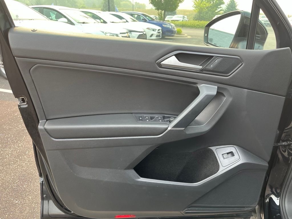 Used 2018 Black Volkswagen 2.0T SEL image 9