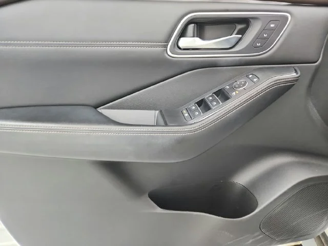 Used 2021 White Nissan Platinum image 33