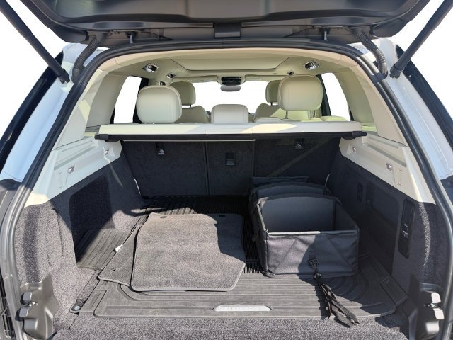 Used 2023 White Land Rover SE image 18