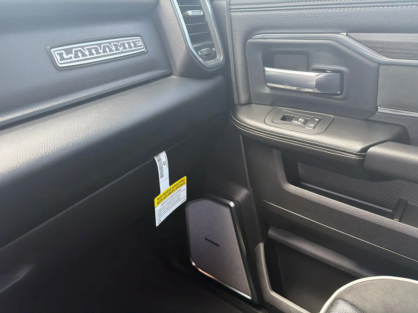 New 2026 Molten Red Pearl-Coat Exterior Paint RAM Laramie image 40