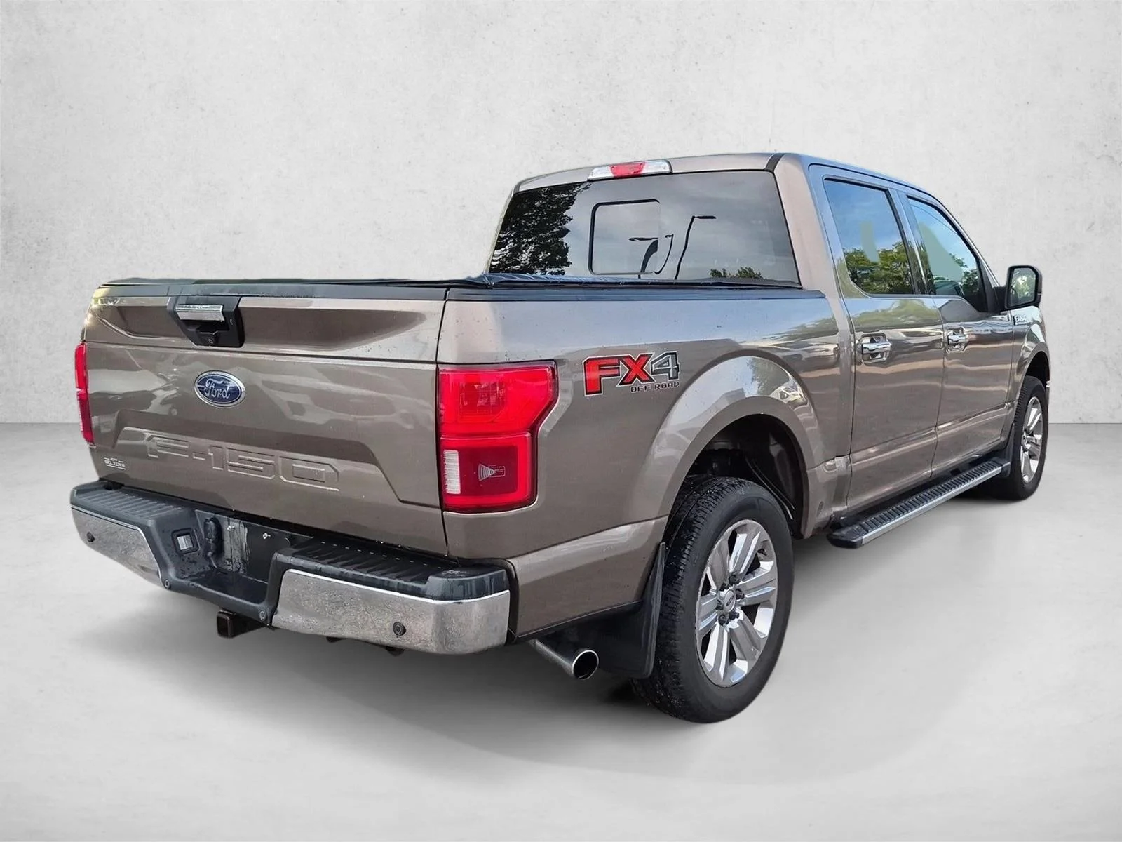 Used 2018 Stone Gray Ford XLT image 5