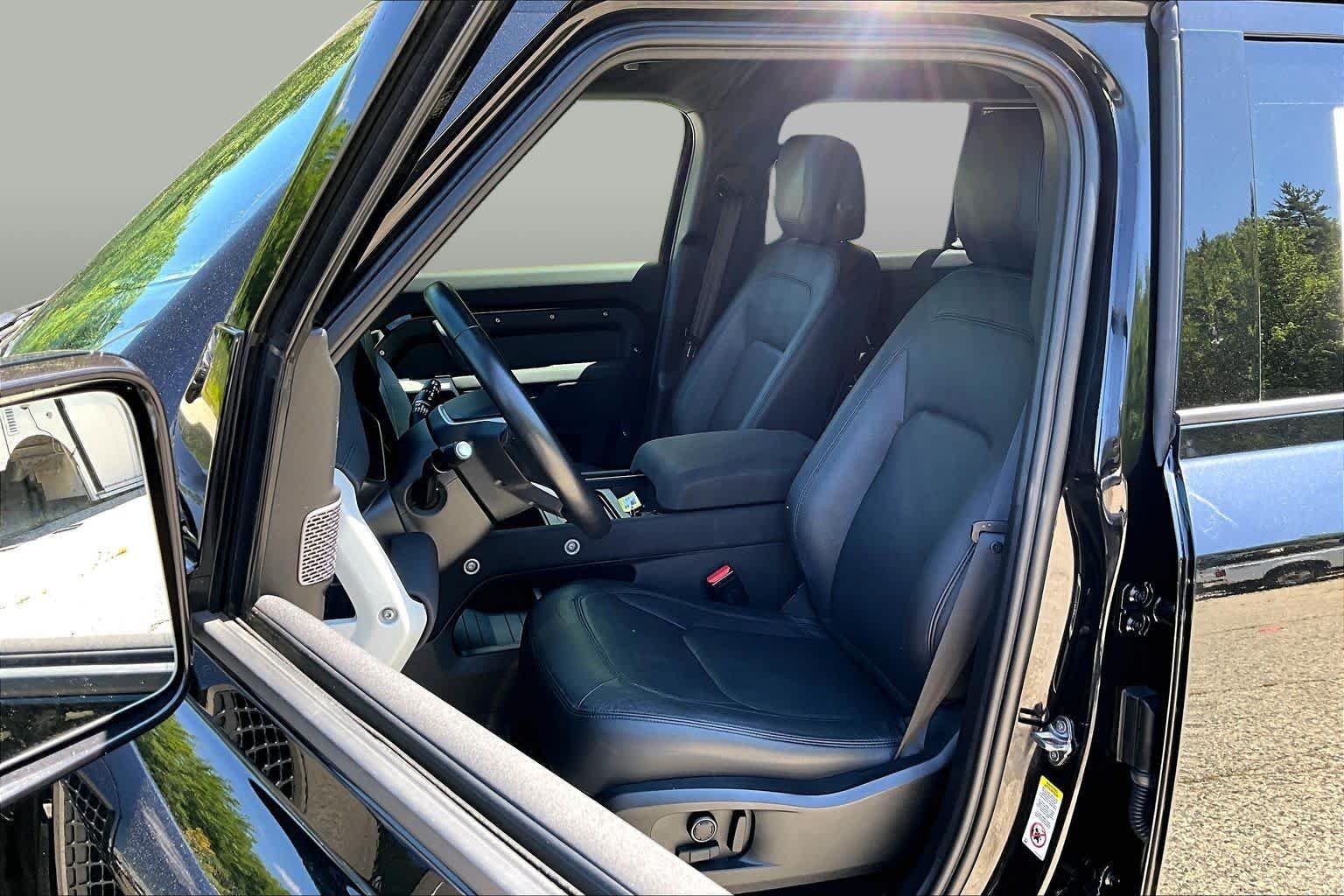Used 2023 Santorini Black Metallic Land Rover SE image 9