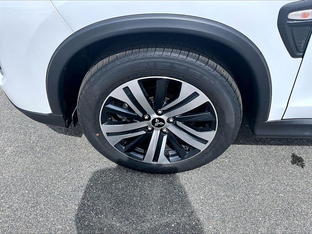 Used 2025 White Diamond Mitsubishi  image 4