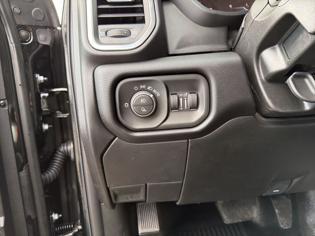 2026 RAM 3500 Chassis Big Horn - Photo 16