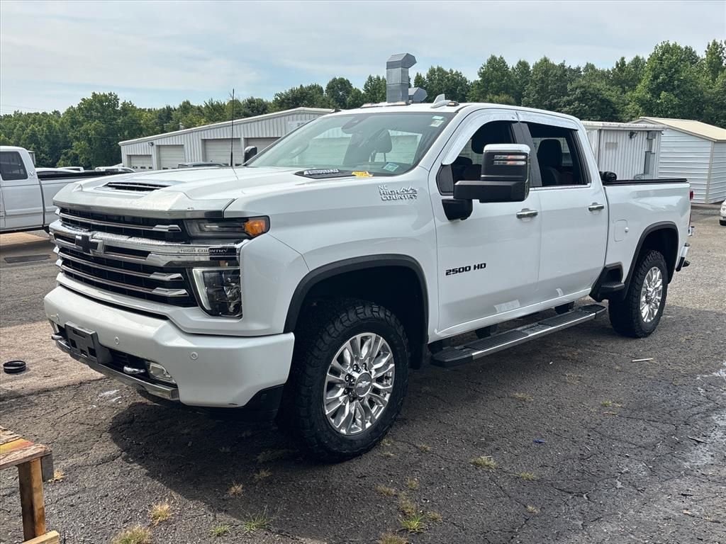 Used 2020 White Chevrolet High Country image 2