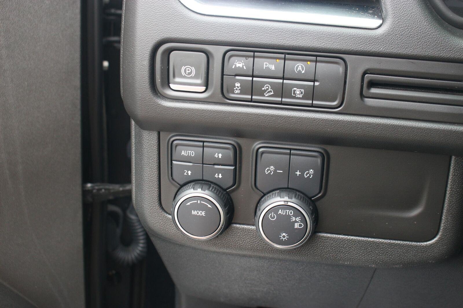 Used 2024 Black Chevrolet Z71 image 26