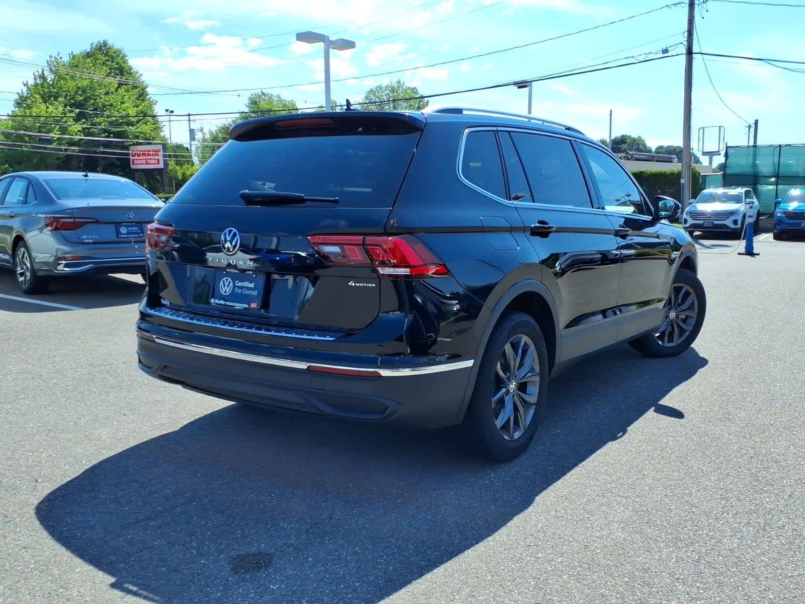 Certified Used 2023 DEEP BLACK PEARL EFFECT Volkswagen SE image 5