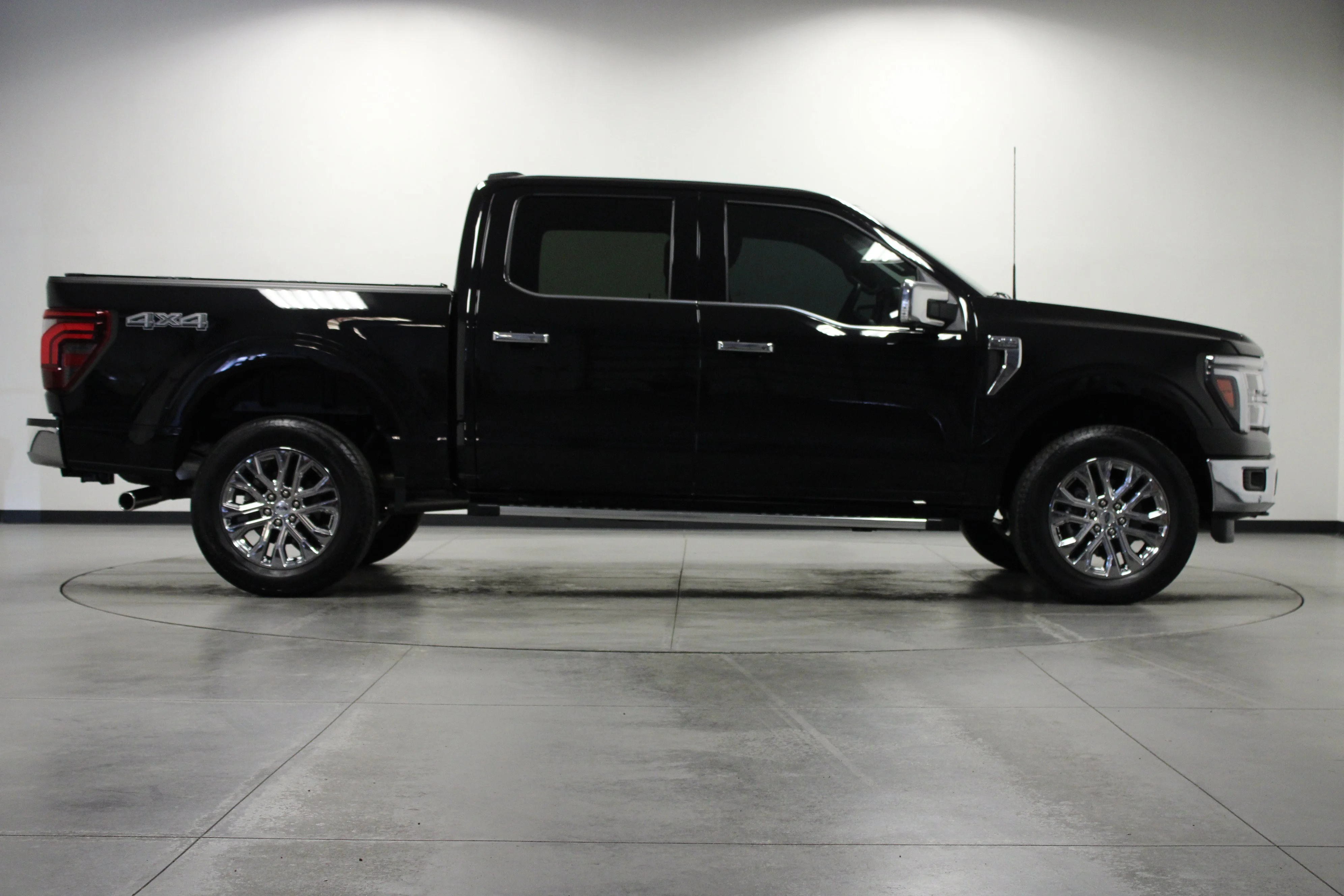 Used 2025 Agate Black Metallic Ford LARIAT image 3