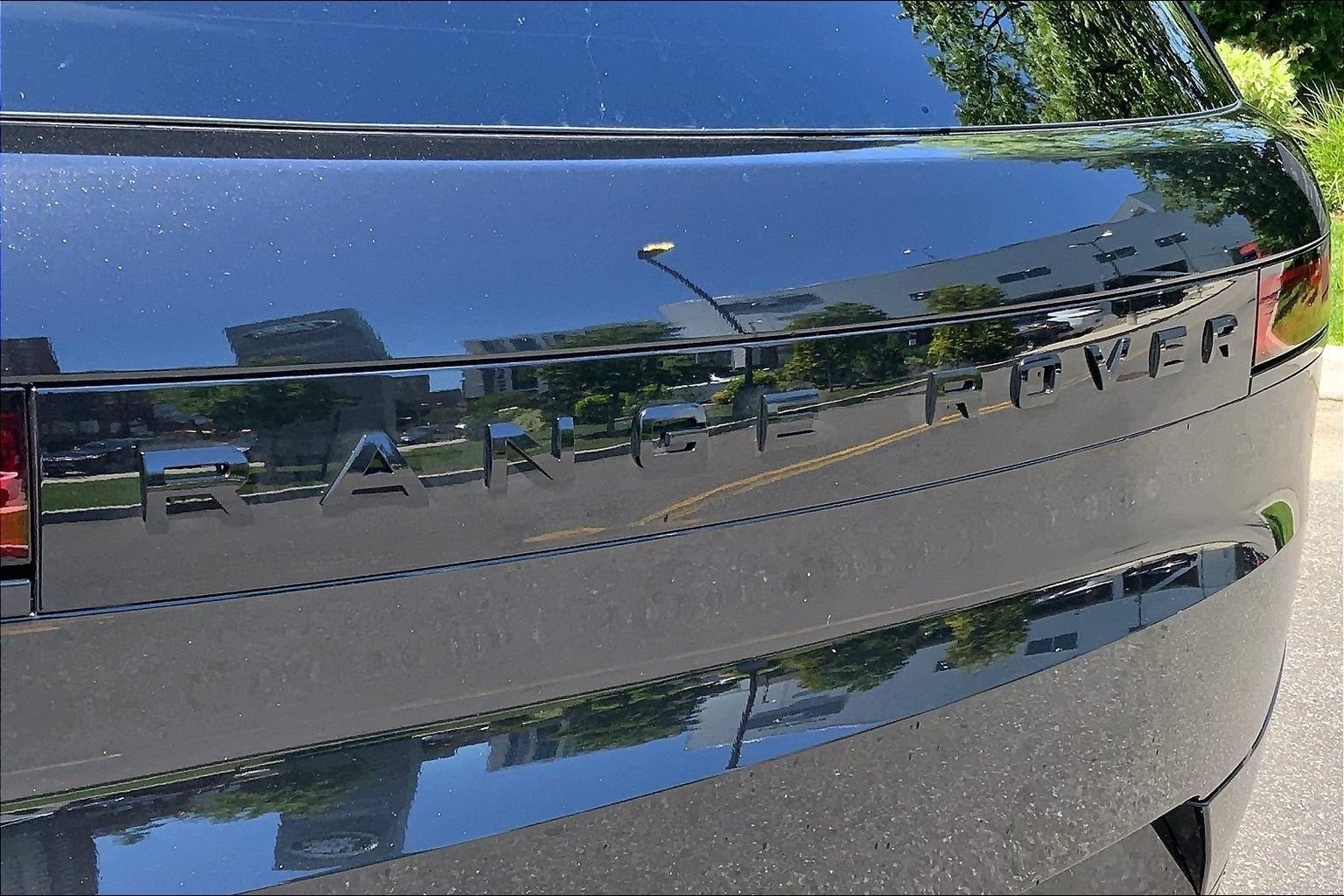 New 2026 Santorini Black LAND ROVER Dynamic SE image 15