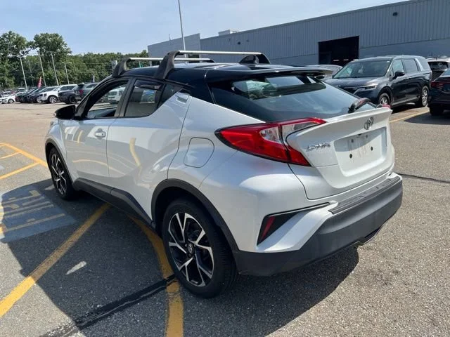 Used 2019 Blizzard Pearl w/Black Roof Toyota XLE image 5