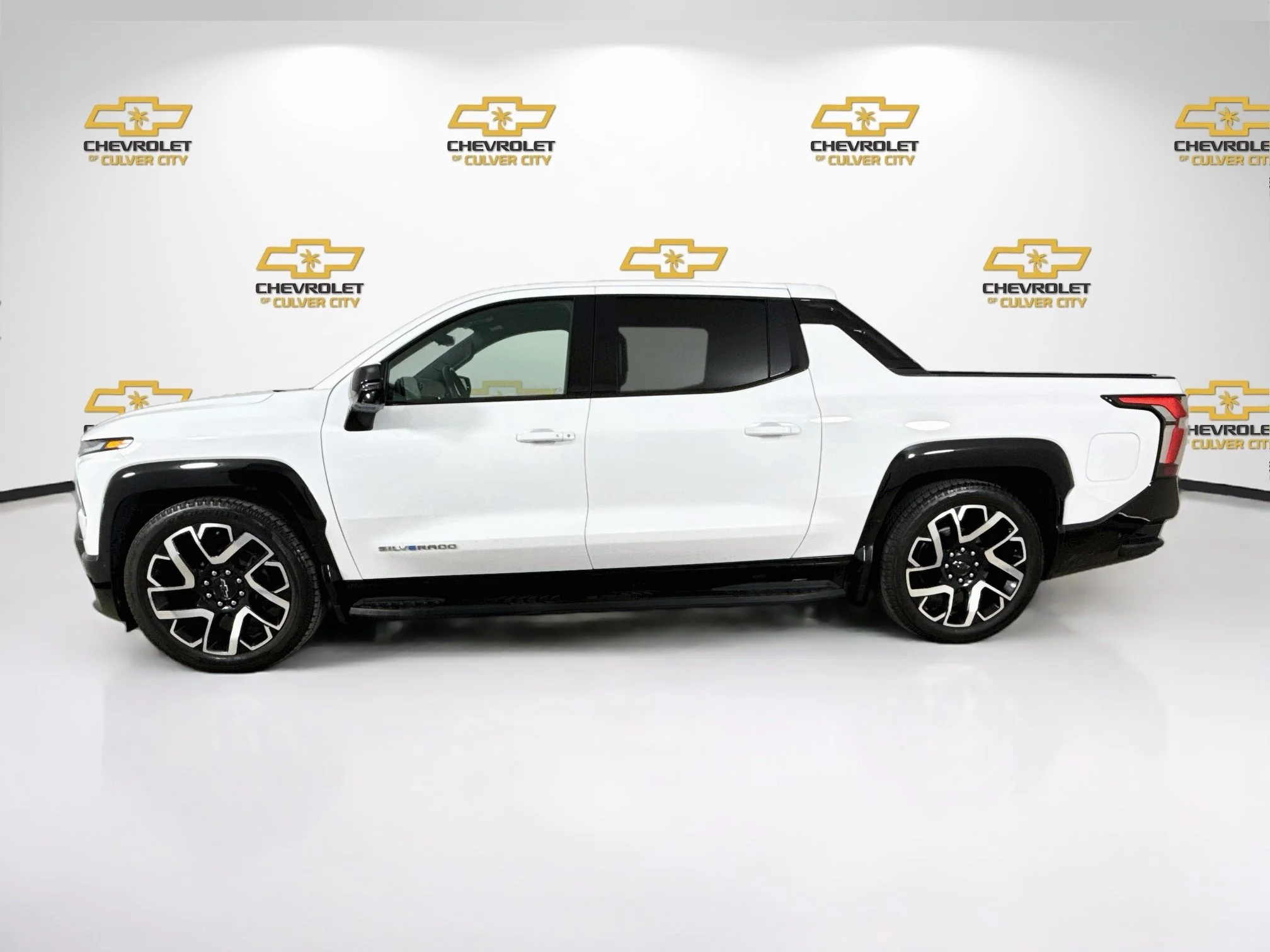 Used 2024 Summit White Chevrolet RST image 5