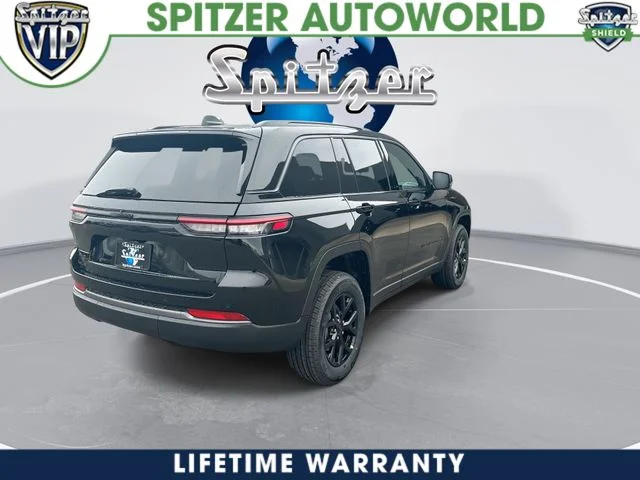 New 2026 Diamond Black Crystal Pearl-Coat Exterior Paint Jeep Laredo Altitude image 9