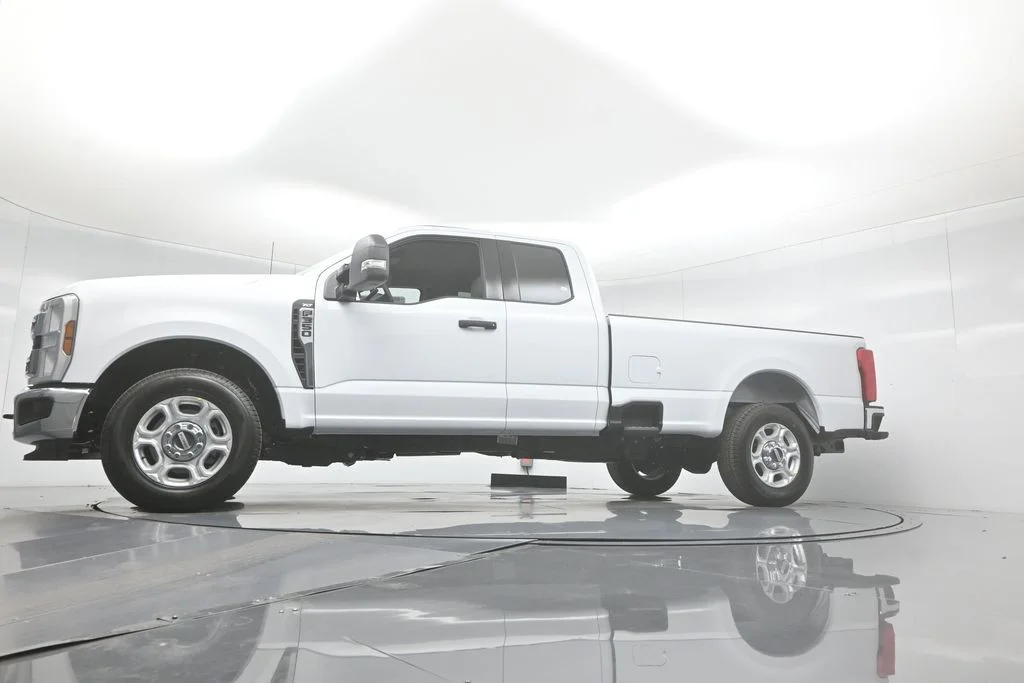 New 2026 Oxford White Ford XLT image 7
