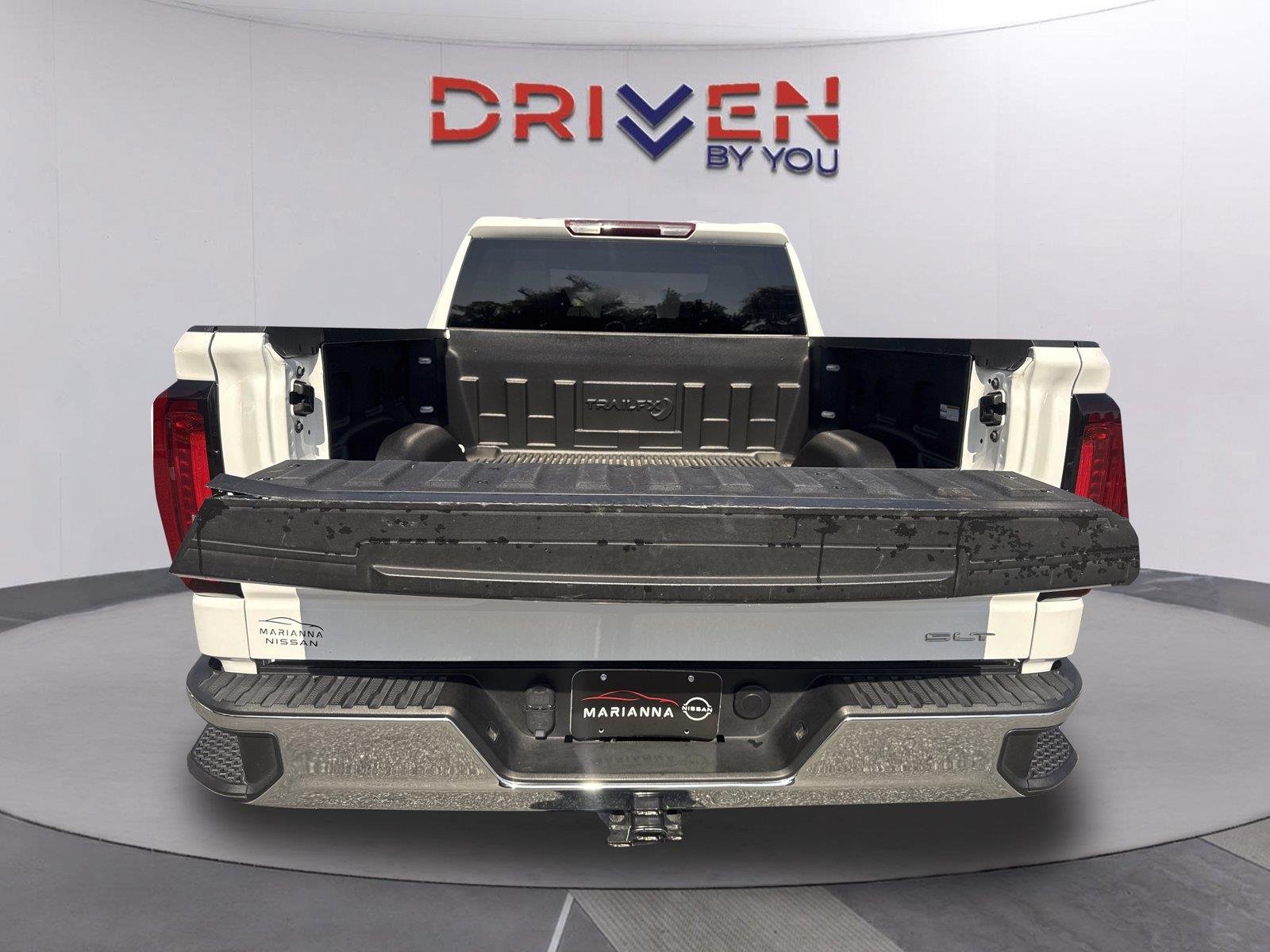 Used 2025 SUMMIT WHITE GMC SLT image 27