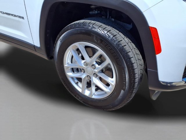 New 2026 Bright White Clear-Coat Exterior Paint Jeep Laredo image 10