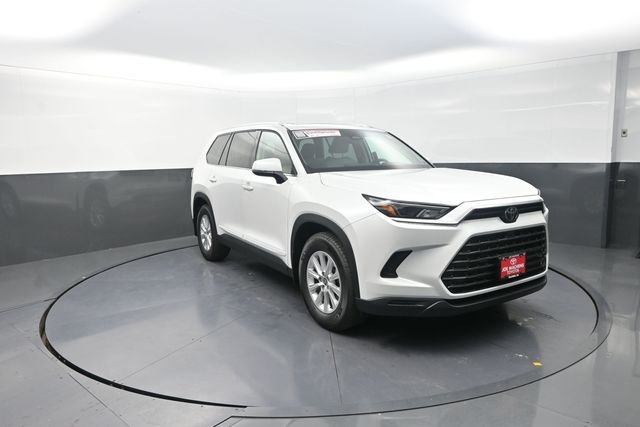 Used 2026 Beige Toyota XLE image 26