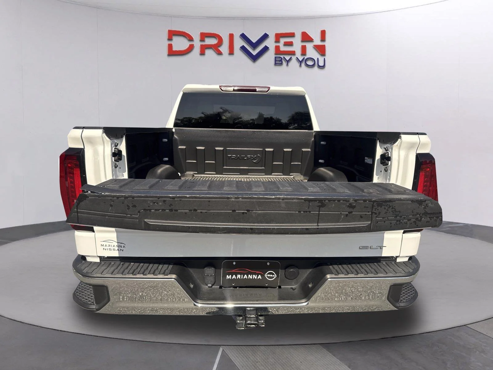 Used 2025 SUMMIT WHITE GMC SLT image 27