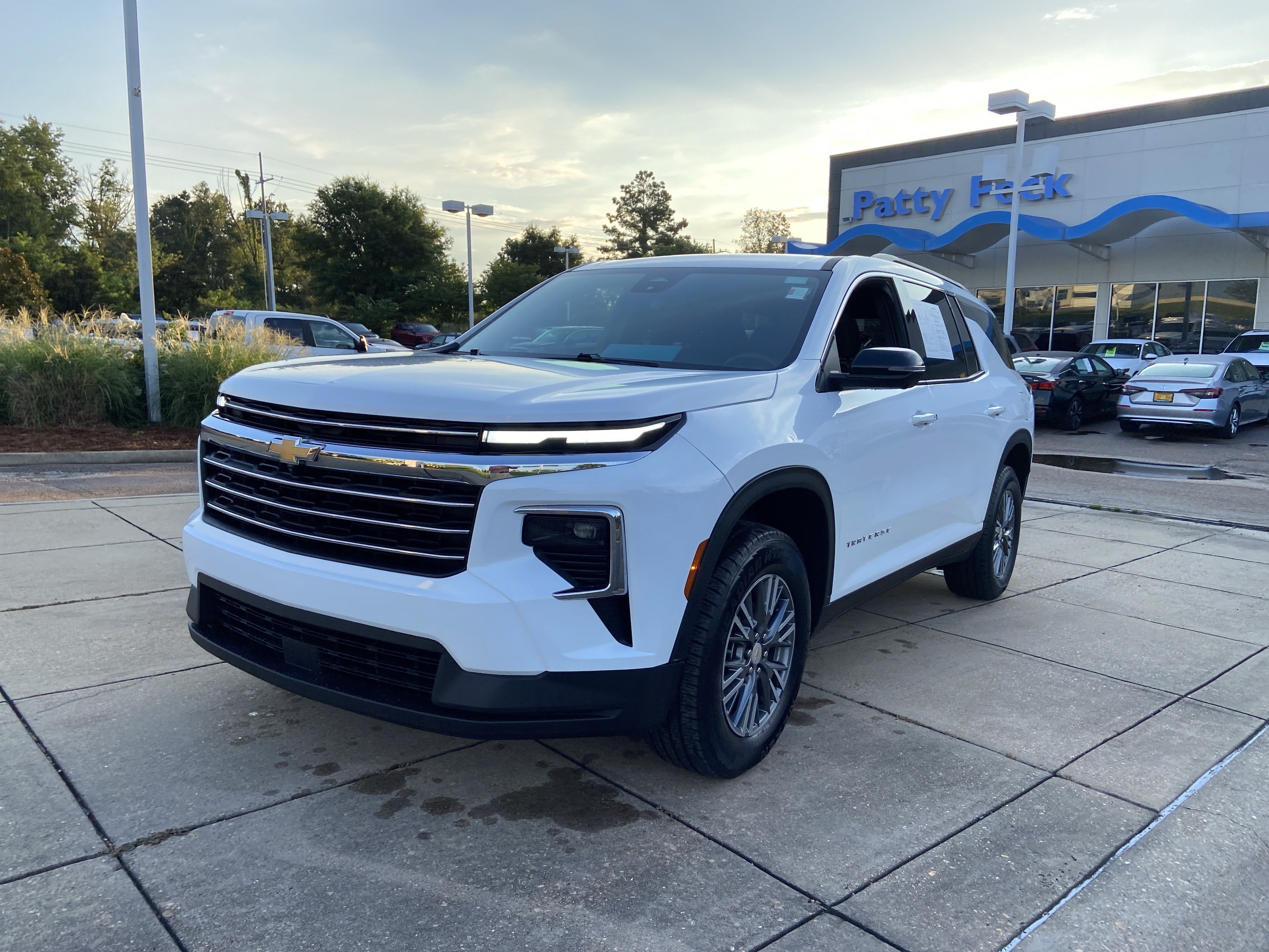 Used 2024 Summit White Chevrolet FWD LT image 4