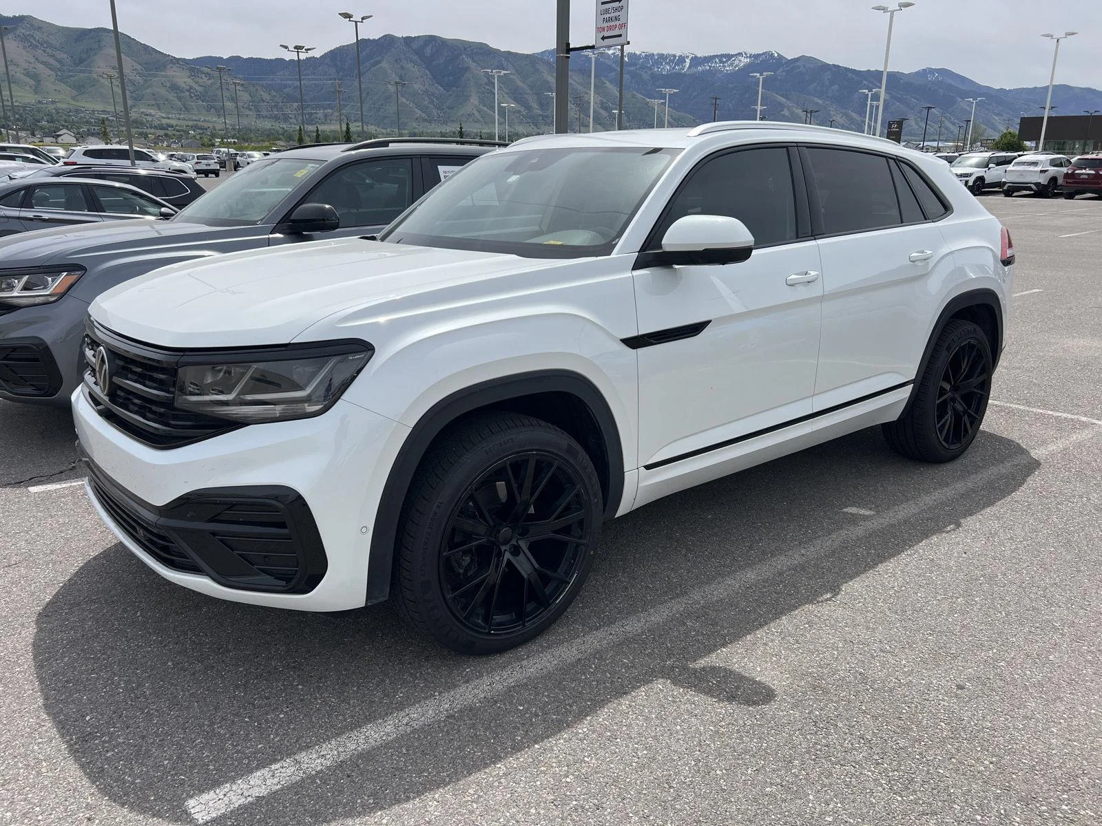2023 Volkswagen Atlas Cross Sport 3.6L V6 SEL Premium R-Line 4MOTION's photo