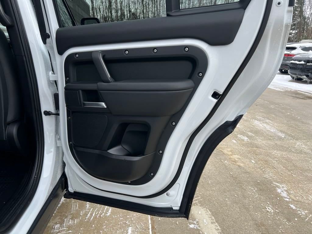 2025 Land Rover Defender S - Photo 17