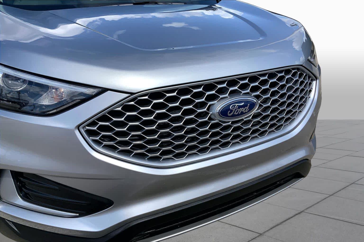 Used 2024 Iconic Silver Ford SEL image 30