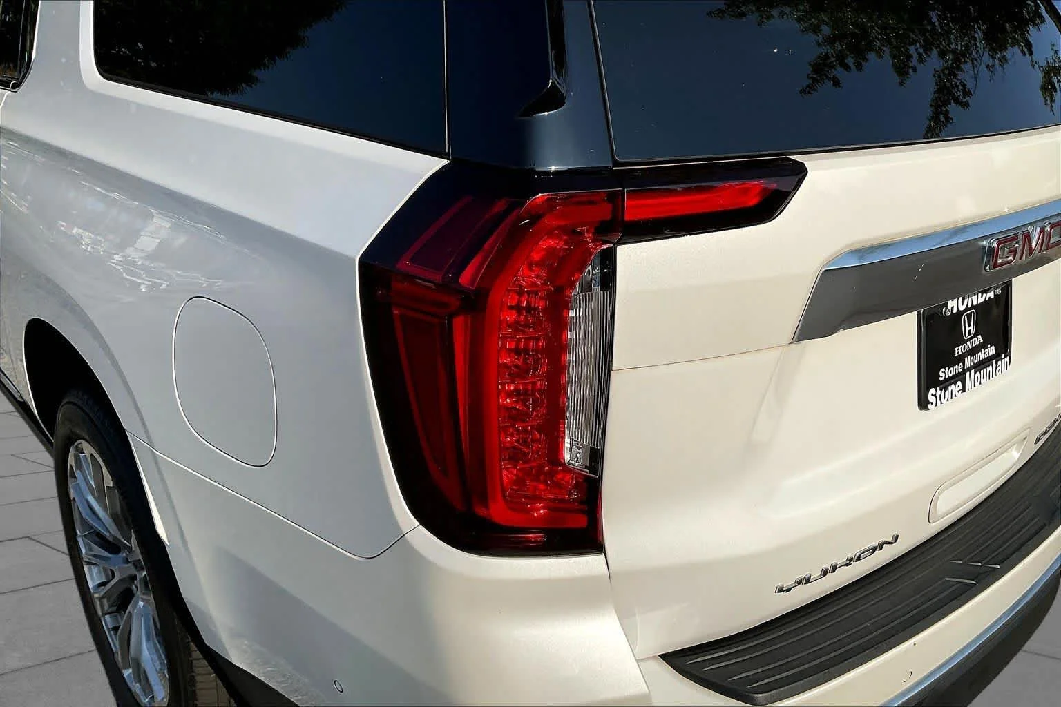 Used 2024 White Frost Tricoat GMC Denali image 29
