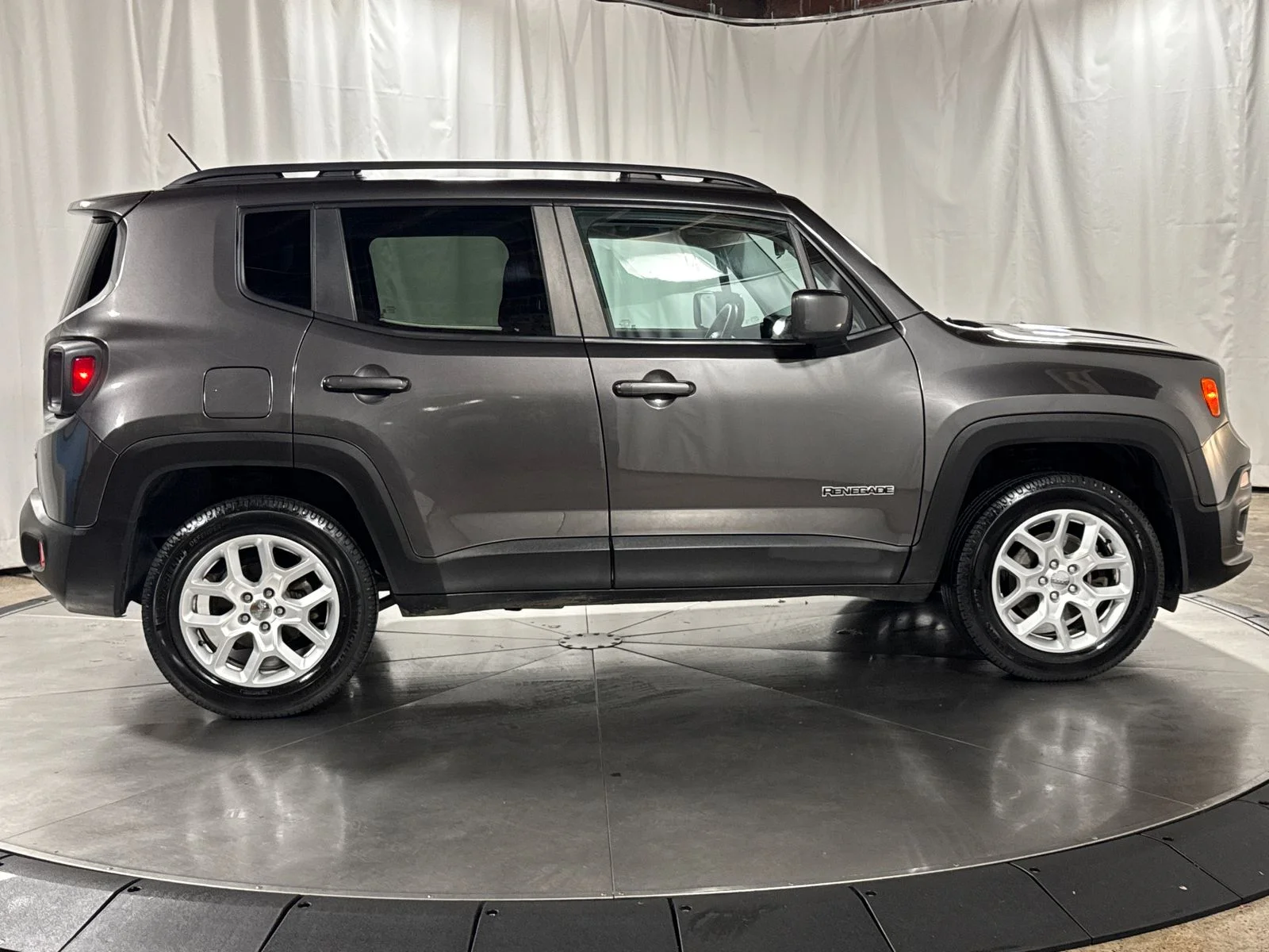 Used 2017 Granite Crystal Metallic Clearcoat Jeep Latitude image 6