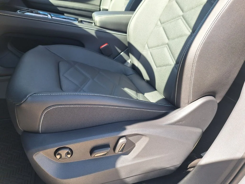 New 2026 White Volkswagen 2.0T SE w/Technology image 10