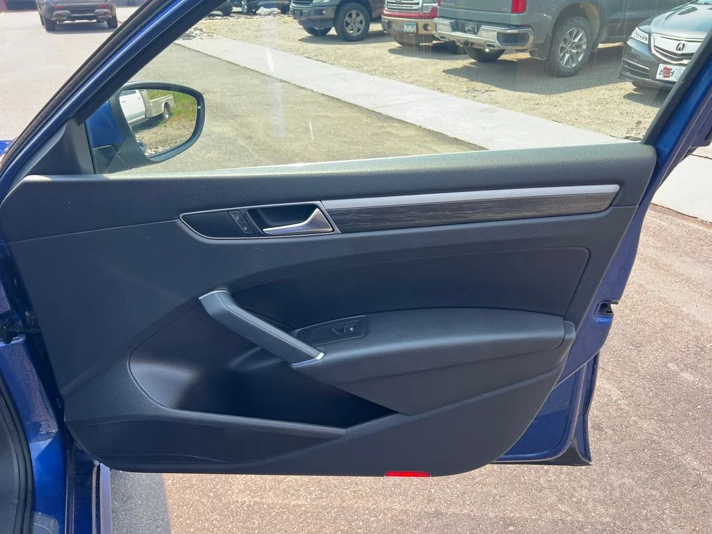 Used 2017 Blue Volkswagen SEL Premium image 40
