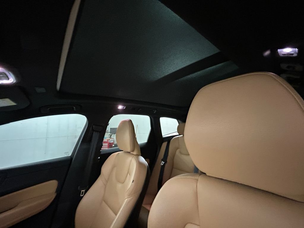 Used 2020 Blue Volvo T5 Momentum image 25
