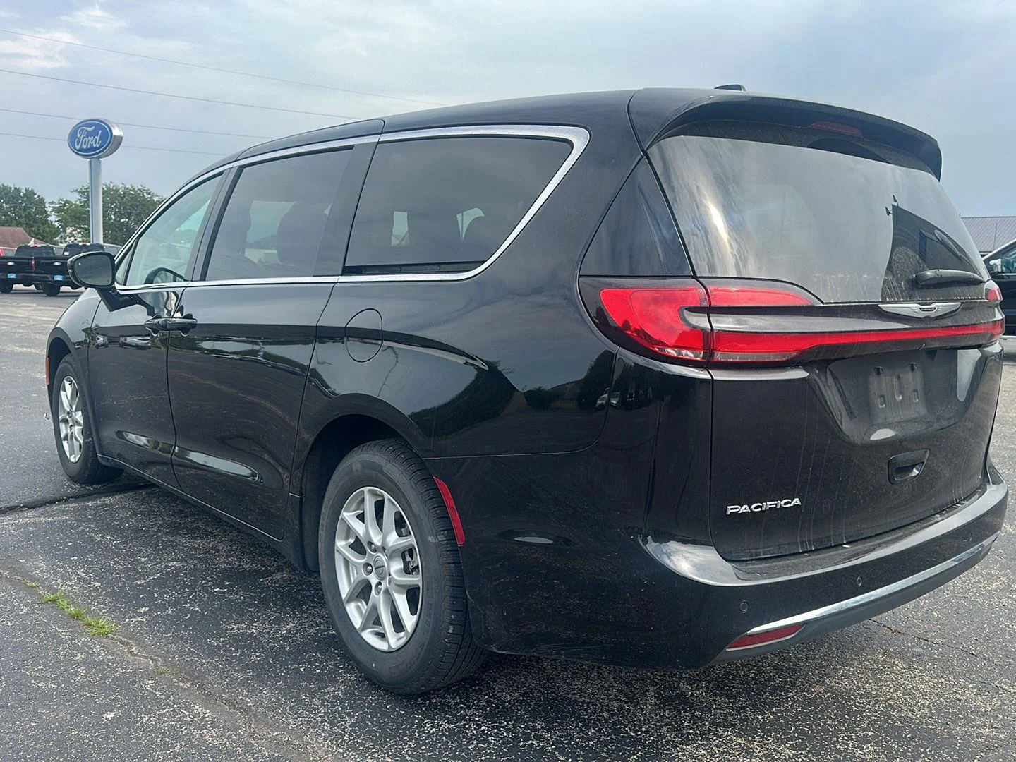 Used 2024 Diamond Black Chrysler Touring L image 7