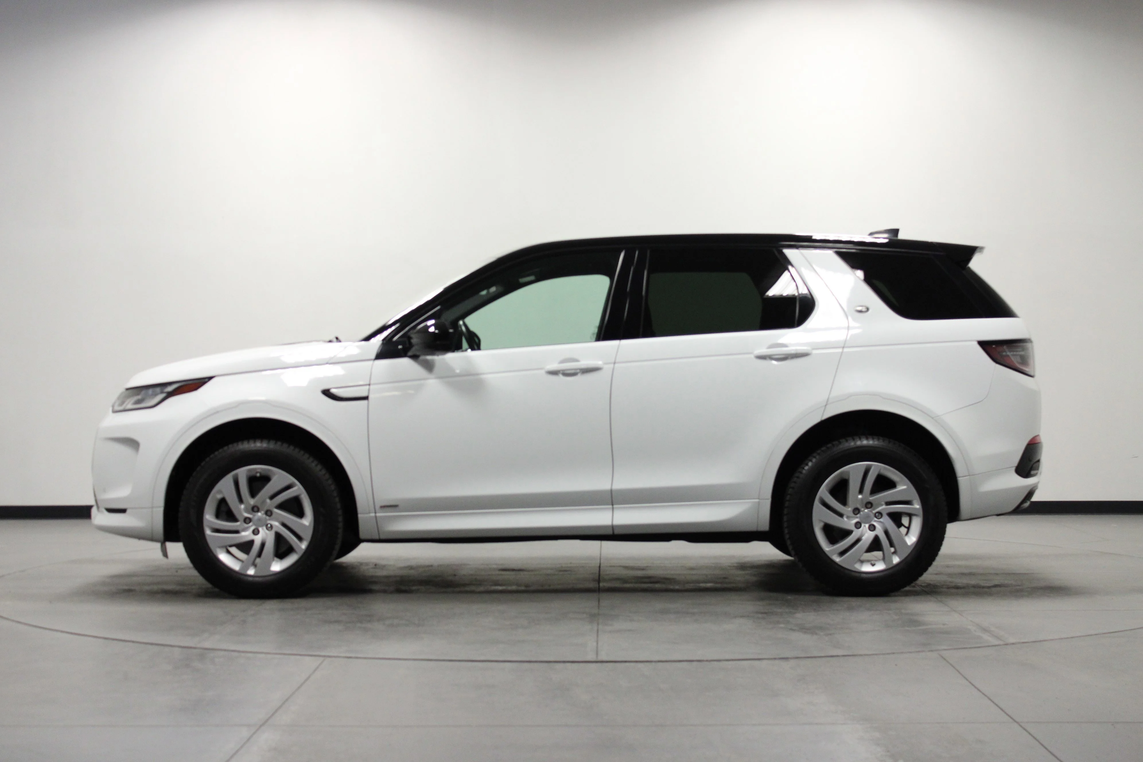 Used 2020 Fuji White Land Rover S R-Dynamic image 7