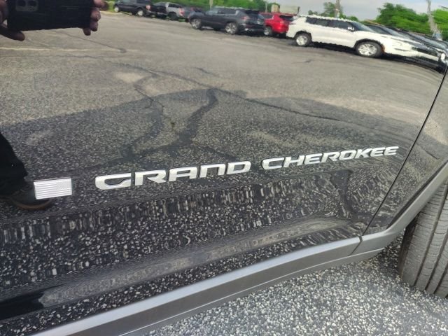 Used 2023 Black Jeep Laredo image 27