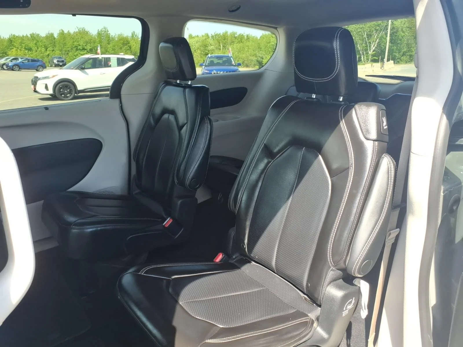 Used 2023 Gray Clearcoat Chrysler Touring L image 15