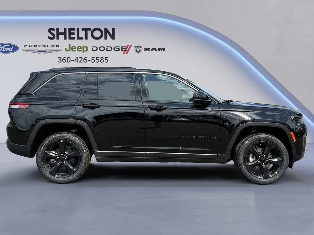 New 2026 Diamond Black Crystal Pearl-Coat Exterior Paint Jeep Limited image 6
