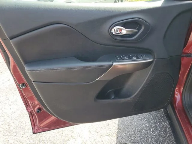 Used 2019 Red Jeep Latitude image 8