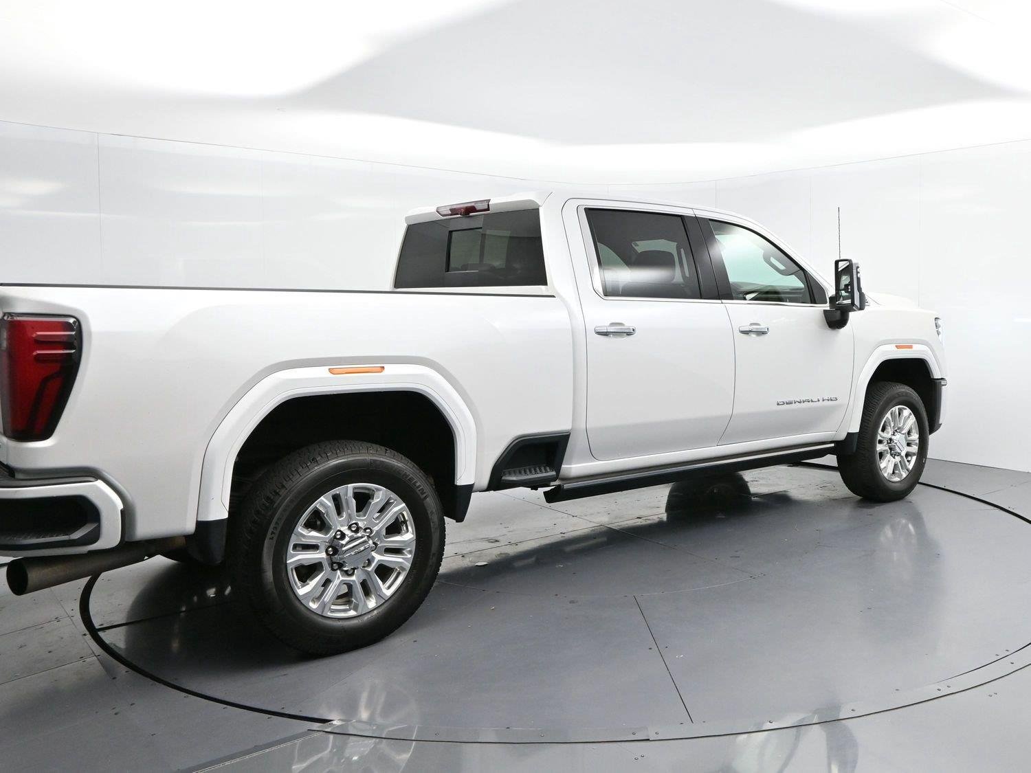 Used 2025 White Frost Tricoat GMC Denali image 7