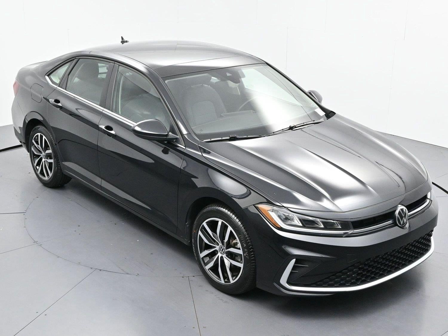 Used 2025 Deep Black Pearl Volkswagen SE image 38