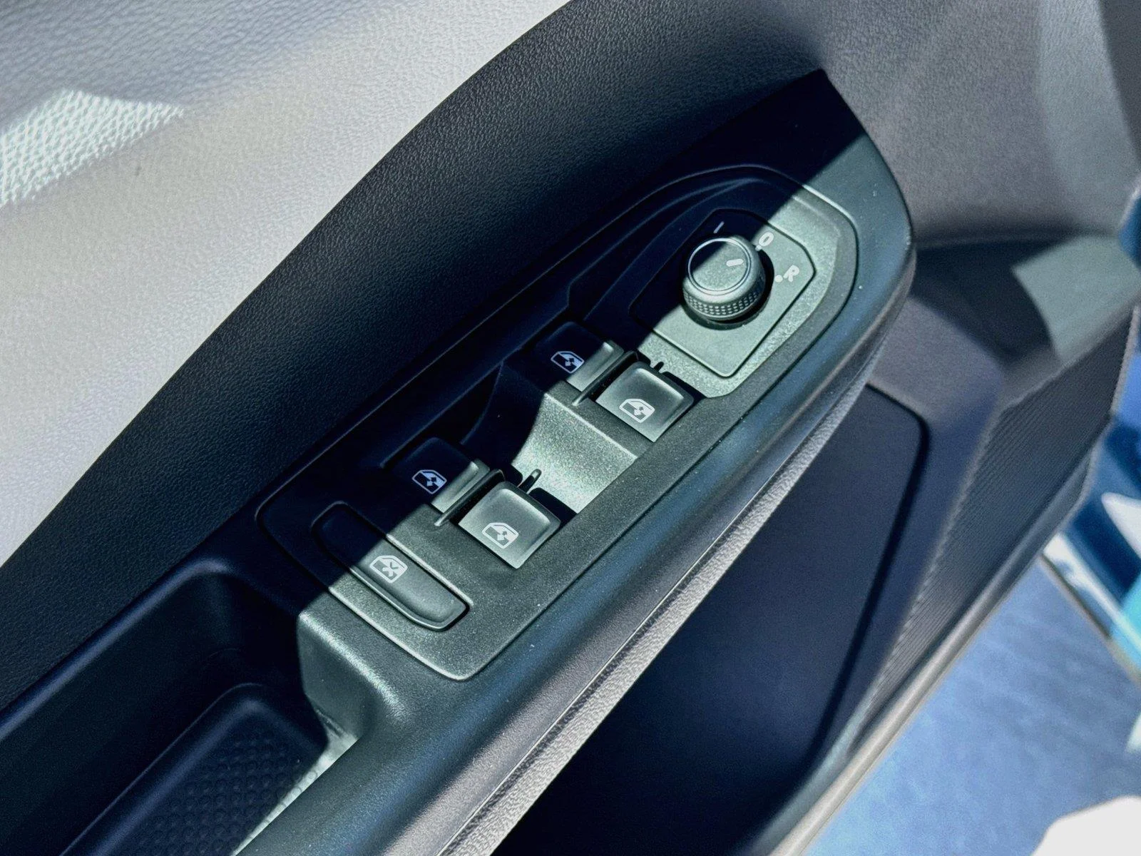 New 2027 Monterey Blue Pearl Volkswagen S image 16