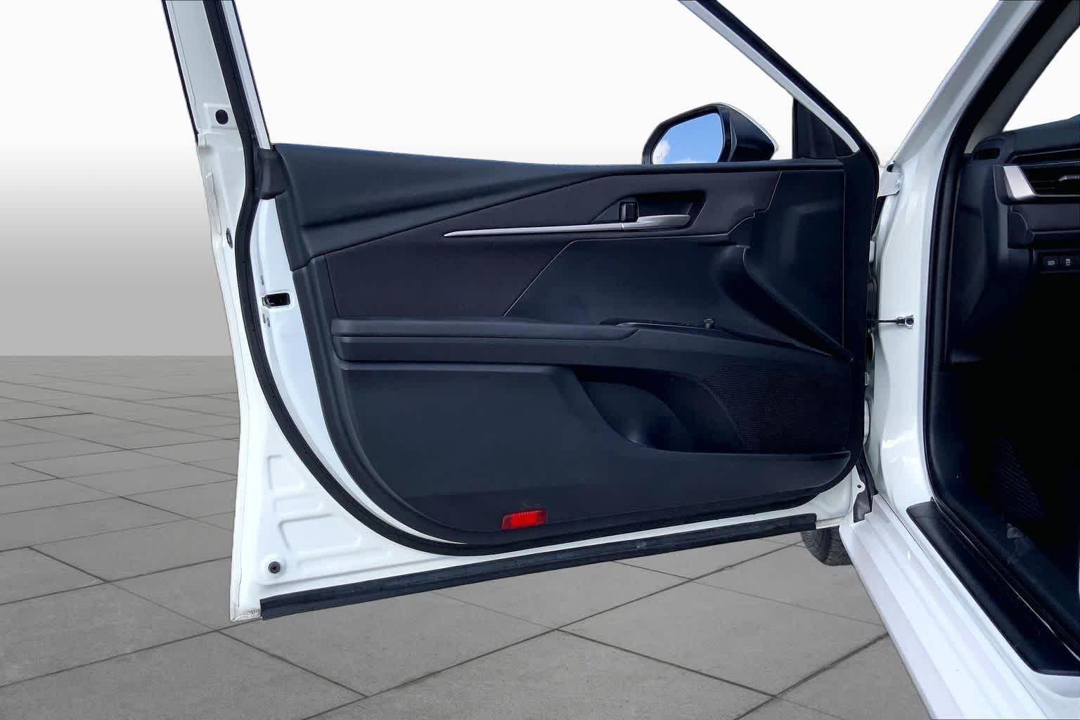 Used 2025 Ice Cap Toyota LE image 21
