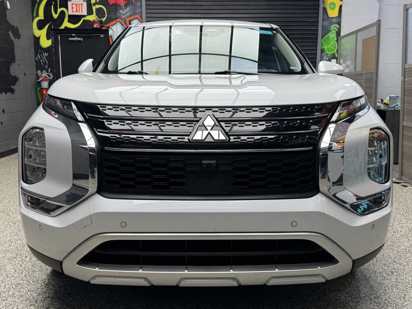 Used 2024 White Diamond (w85) Mitsubishi SE image 2