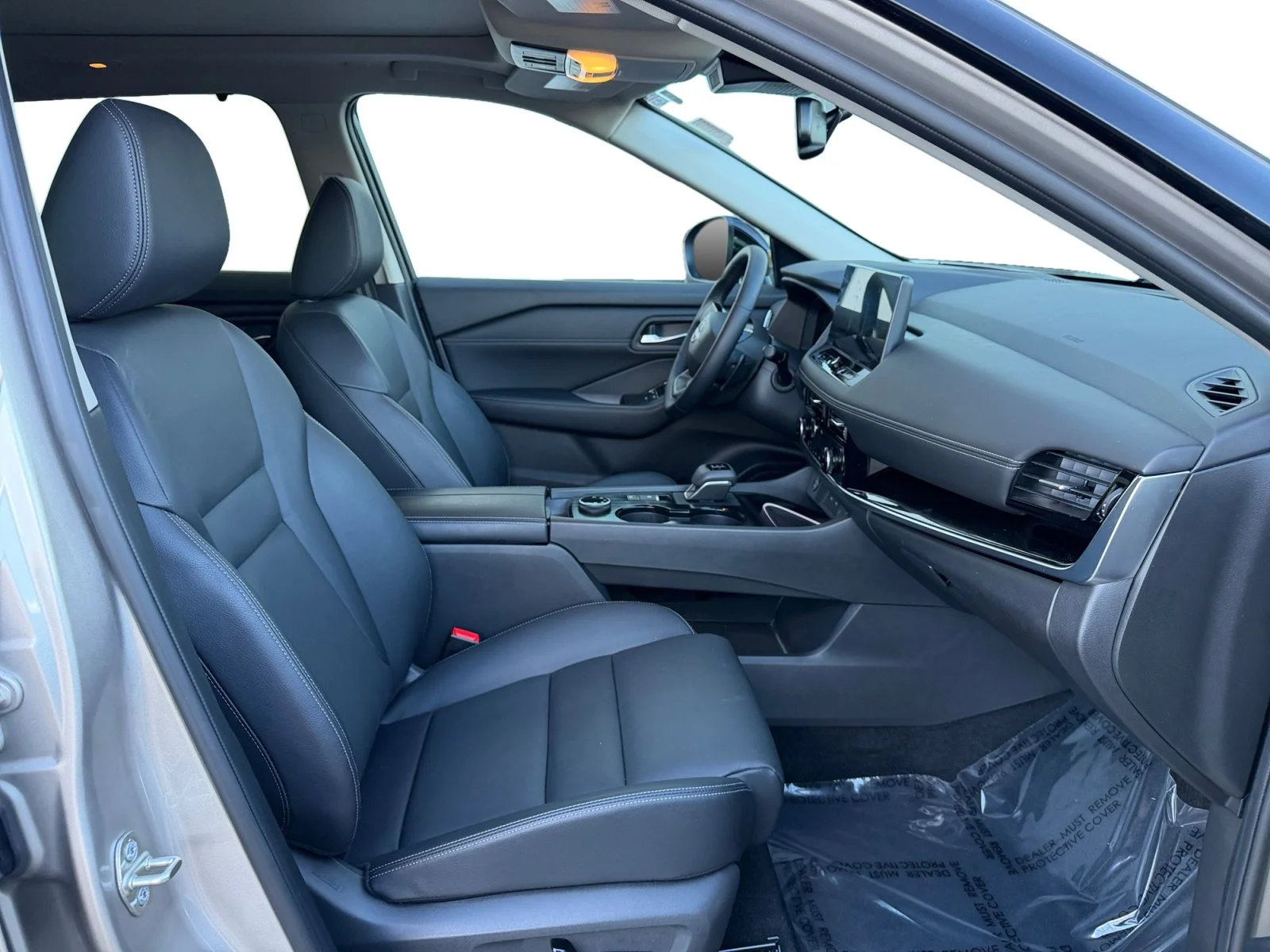 Used 2025 Champagne Silver Metallic/Super Black Nissan SL image 31