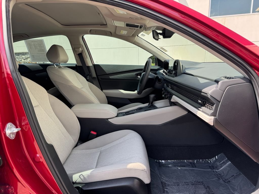 2025 Honda Accord SE - Photo 8