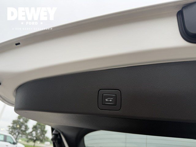 Used 2022 Summit White Buick Select image 28