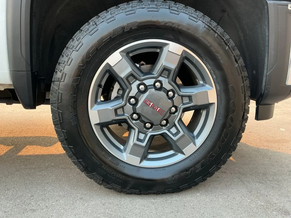 Used 2025 White GMC SLE image 29