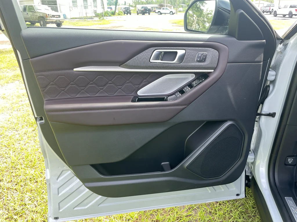 2025 Ford Explorer Platinum - Photo 24