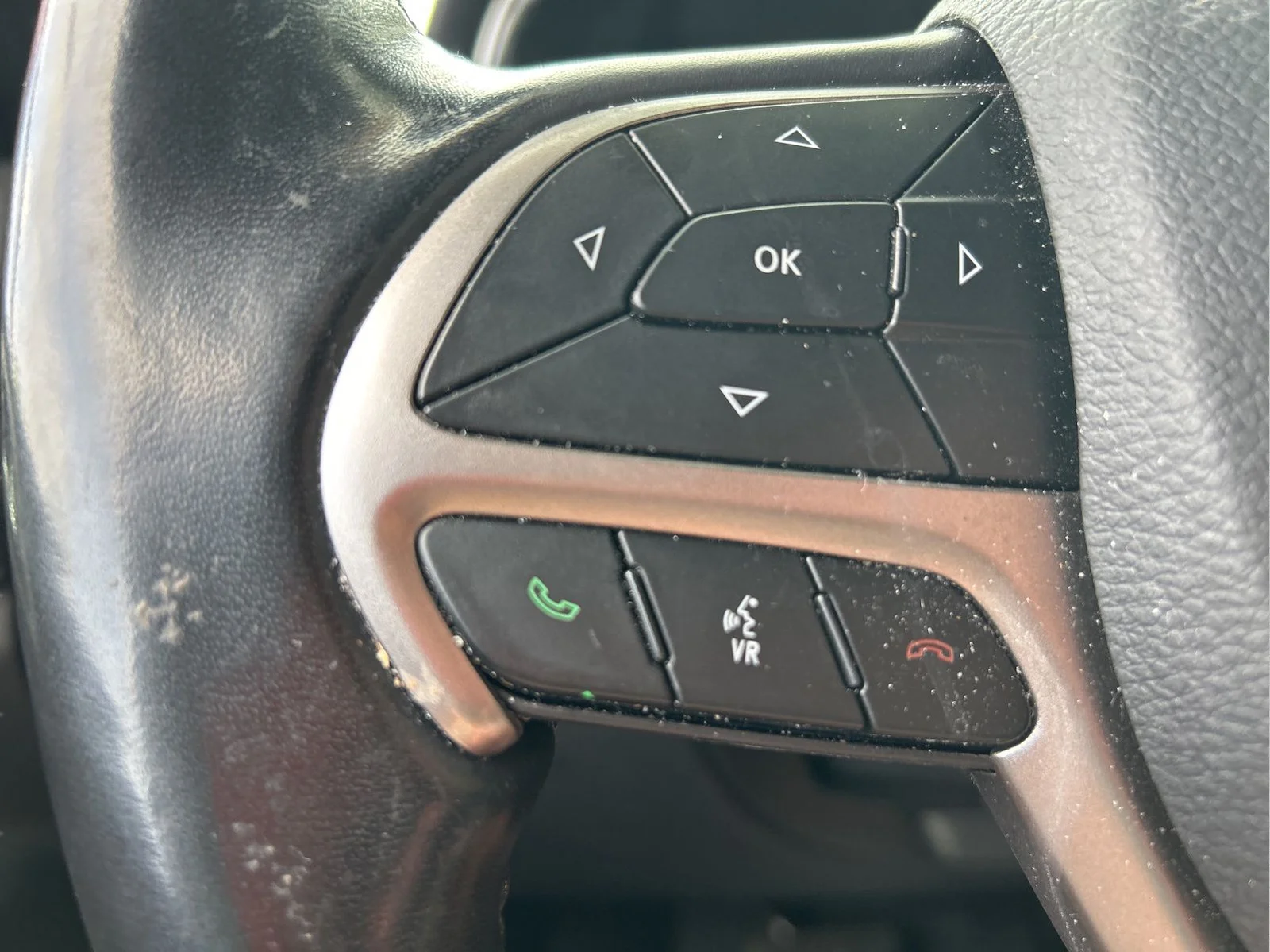 Used 2020 Velvet Jeep Altitude image 13